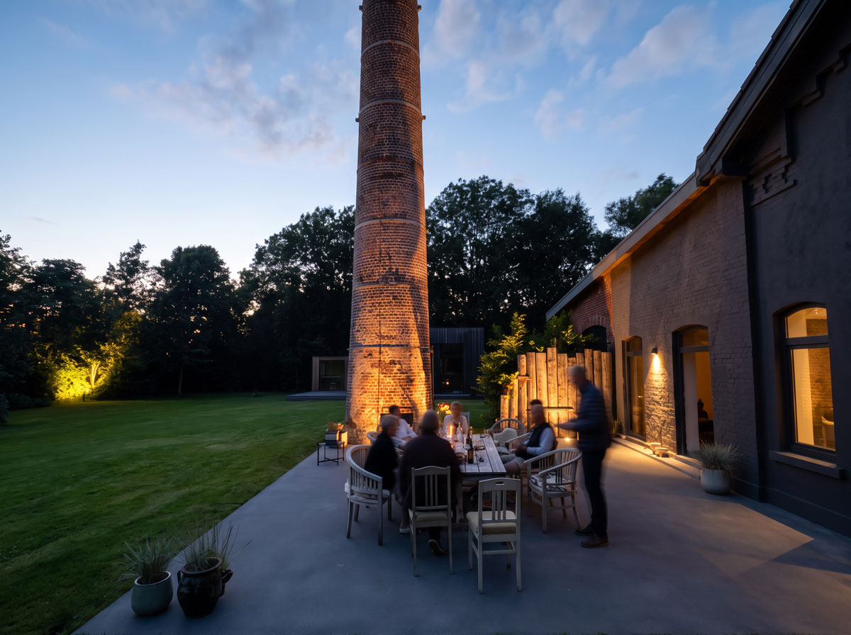 Abendessen auf der Terrasse am beleuchteten Schornstein